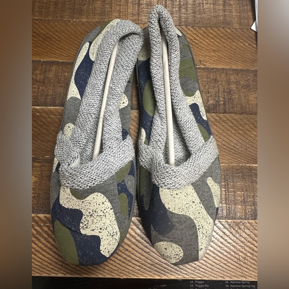 Dear Foam  Womens Camoflauge Slippers New Size Medium